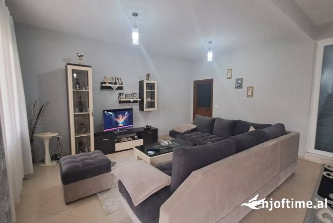 Shtepi ne shitje Shtepi Private ne Tirane, 7+1, Mobilimi Pjeserisht e mobiluar, Pagesa 240,000  Euro.