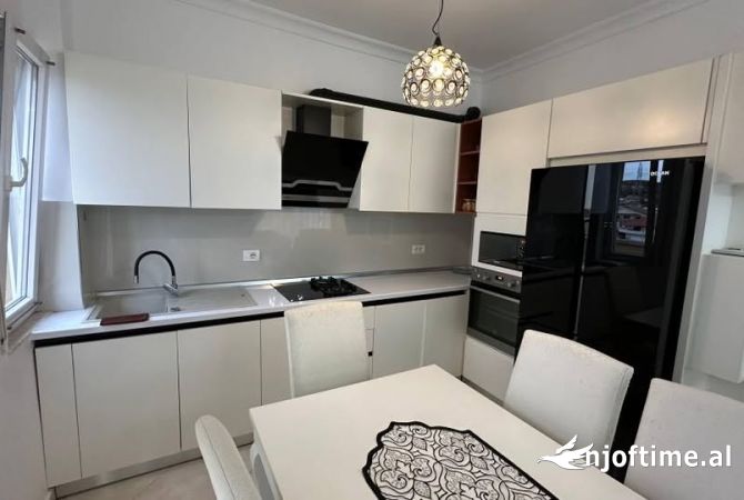 Shtepi ne shitje Penthose(kati i fundit panoramik) ne Tirane, 4+1, Mobilimi E mobiluar, Pagesa 177,000  Euro.