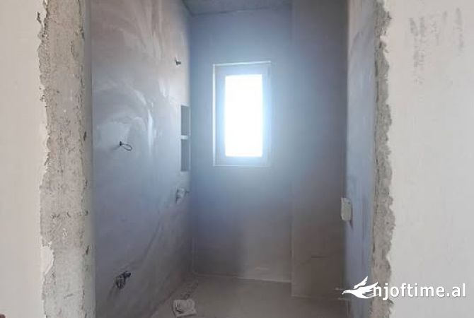 Shtepi ne shitje Penthose(kati i fundit panoramik) ne Tirane, 1+1, Mobilimi Bosh, pa mobiluar, Pagesa 202,000  Euro.