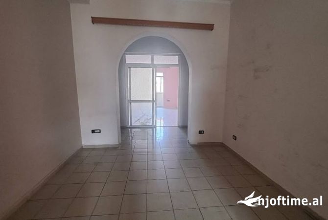 Ambient 160 m2 me qira (Medreseja)