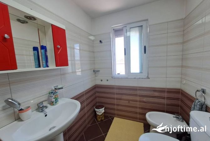Shtepi ne shitje Apartament ne Tirane, 2+1, Mobilimi E mobiluar, Pagesa 135,000  Euro.