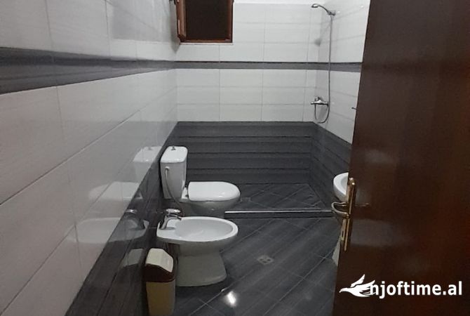 Shtepi me qera Apartament ne Tirane, 1+1, Mobilimi E mobiluar, Pagesa 250  Euro.