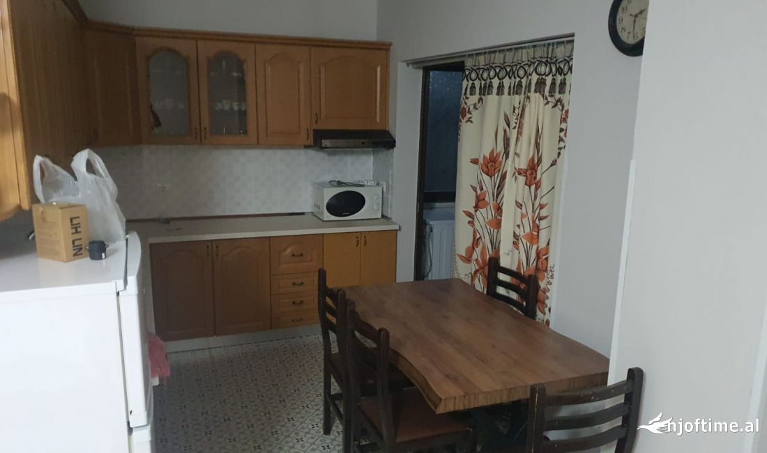 Shtepi me qera Apartament ne Tirane, 2+1, Mobilimi E mobiluar, Pagesa 550  Euro.