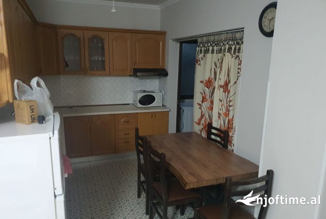 Apartament per qira 2+1, kati2, pallat i ri, Rr. Mihal Grameno, njesia 2, qiraja 550 Euro!