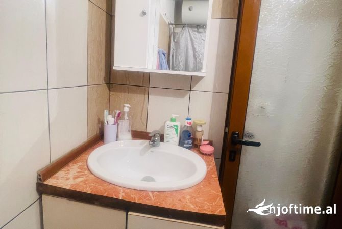 Shtepi me qera Apartament ne Tirane, 1+1, Mobilimi E mobiluar, Pagesa 250  Euro.
