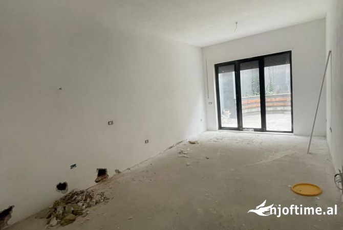 Shtepi ne shitje Apartament ne Tirane, 1+1, Mobilimi Bosh, pa mobiluar, Pagesa 110,000  Euro.