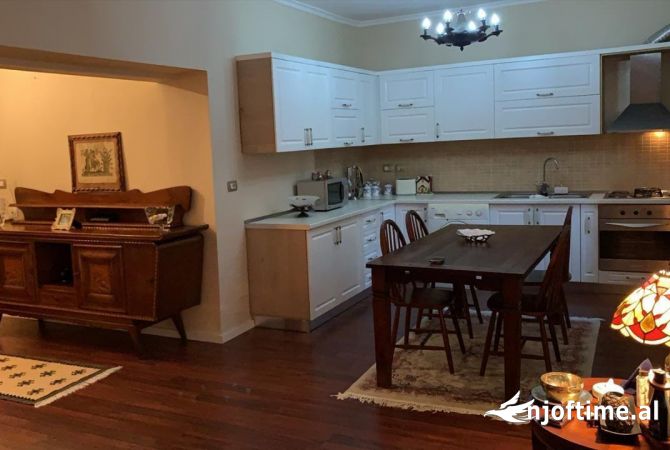 Shtepi ne shitje Apartament ne Tirane, 4+1, Mobilimi E mobiluar, Pagesa 248,000  Euro.