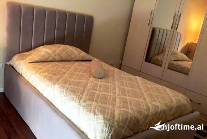 Shtepi ne shitje Apartament ne Tirane, 4+1, Mobilimi E mobiluar, Pagesa 248,000  Euro.
