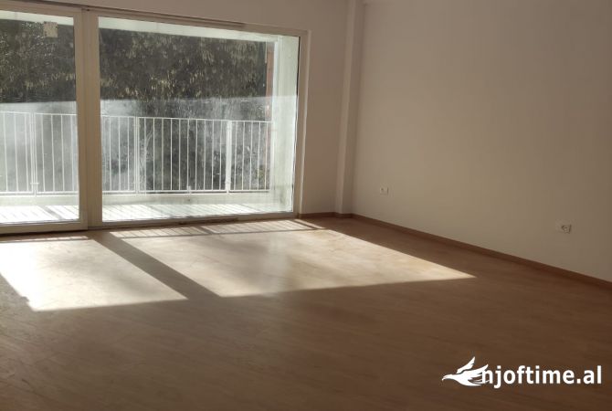 Shtepi me qera 3+1 ne Tirane - 1,200 Euro