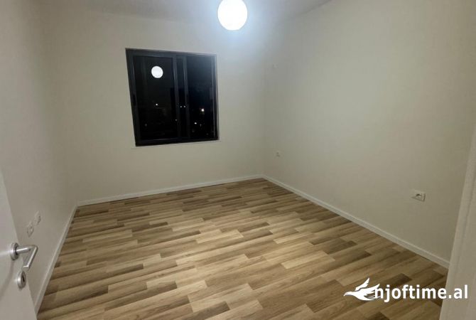 Shtepi ne shitje Apartament ne Tirane, 2+1, Mobilimi Pjeserisht e mobiluar, Pagesa 15,000,000  Leke.