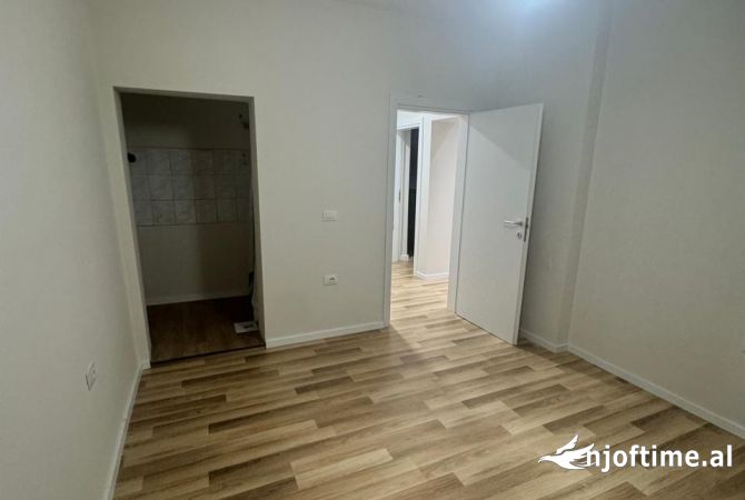 Shtepi ne shitje Apartament ne Tirane, 2+1, Mobilimi Pjeserisht e mobiluar, Pagesa 15,000,000  Leke.