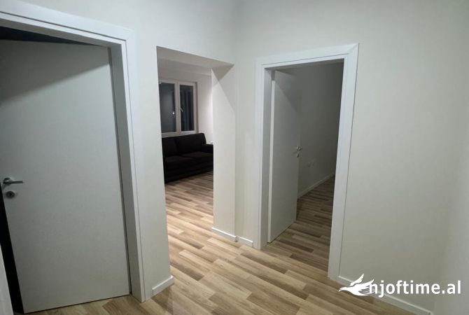 Shtepi ne shitje Apartament ne Tirane, 2+1, Mobilimi Pjeserisht e mobiluar, Pagesa 15,000,000  Leke.