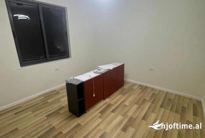 Shtepi ne shitje Apartament ne Tirane, 2+1, Mobilimi Pjeserisht e mobiluar, Pagesa 15,000,000  Leke.