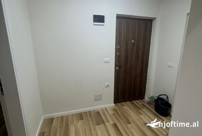 Shtepi ne shitje Apartament ne Tirane, 2+1, Mobilimi Pjeserisht e mobiluar, Pagesa 15,000,000  Leke.