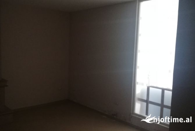 Shtepi ne shitje Shtepi Private ne Tirane, 5+1, Mobilimi Bosh, pa mobiluar, Pagesa 30,000,000  Leke.