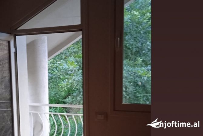 Shtepi ne shitje Shtepi Private ne Tirane, 5+1, Mobilimi Bosh, pa mobiluar, Pagesa 30,000,000  Leke.