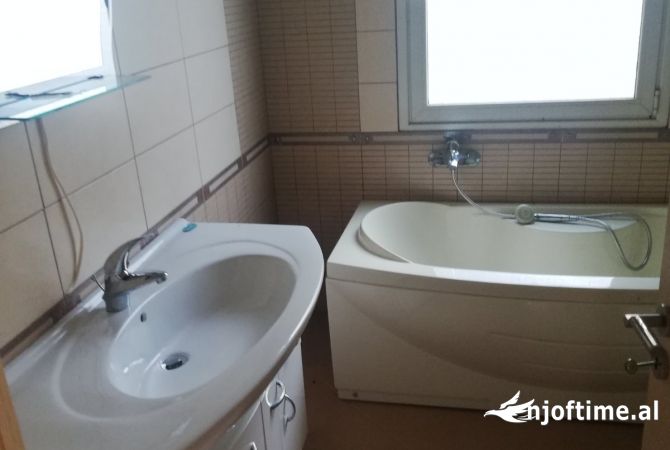 Shtepi ne shitje Shtepi Private ne Tirane, 5+1, Mobilimi Bosh, pa mobiluar, Pagesa 30,000,000  Leke.