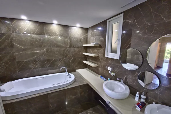 Shtepi me qera Vila Luksoze ne Tirane, 6+1, Mobilimi E mobiluar, Pagesa 2,600  Euro.