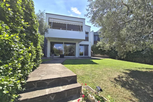 Shtepi me qera Vila Luksoze ne Tirane, 6+1, Mobilimi E mobiluar, Pagesa 2,600  Euro.