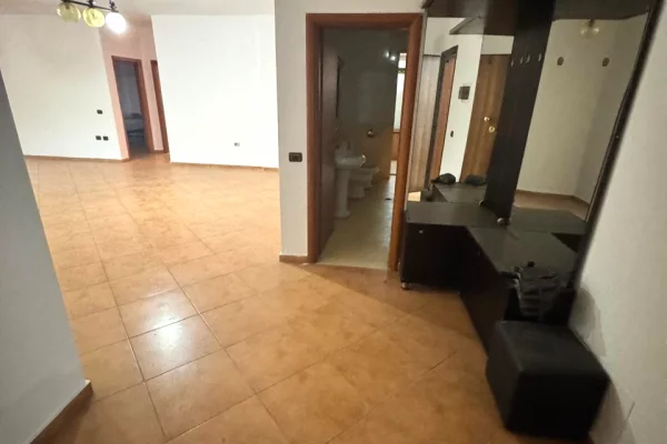 Shtepi ne shitje Apartament ne Tirane, 3+1, Mobilimi Bosh, pa mobiluar, Pagesa 260,000  Euro.