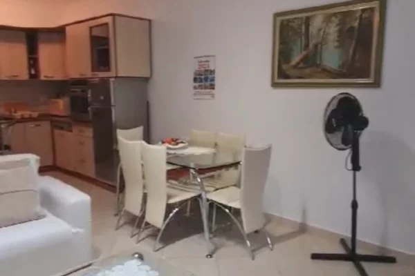 Jepet me qira apartament 1+1, pranë Gjimnazit “Petro Nini Luarasi”,  Turbina 