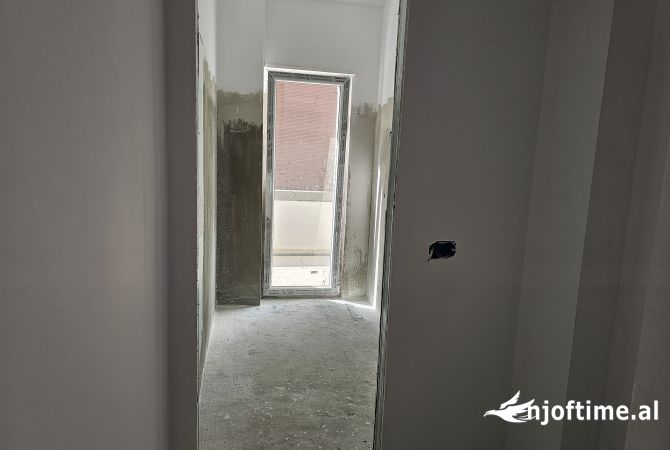 Shtepi ne shitje Apartament ne Tirane, 1+1, Mobilimi Bosh, pa mobiluar, Pagesa 169,000  Euro.