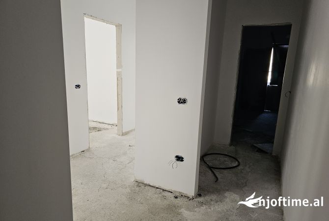 Shtepi ne shitje Apartament ne Tirane, 2+1, Mobilimi Bosh, pa mobiluar, Pagesa 264,000  Euro.
