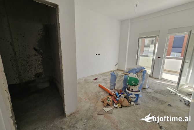 Shtepi ne shitje Apartament ne Tirane, 2+1, Mobilimi Bosh, pa mobiluar, Pagesa 264,000  Euro.