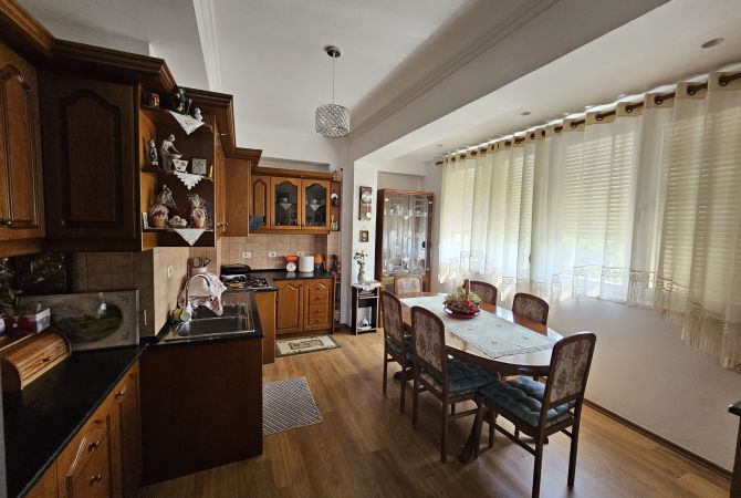 Shtepi ne shitje Apartament ne Tirane, 3+1, Mobilimi E mobiluar, Pagesa 210,000  Euro.