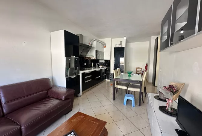 Shtepi me qera 2+1 ne Tirane - 400 Euro