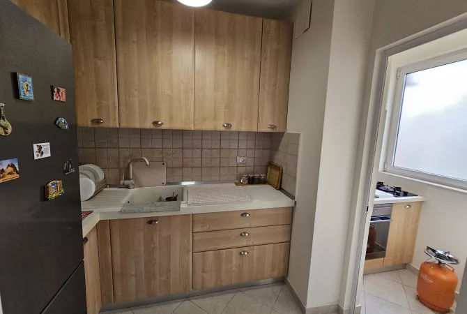 Shtepi ne shitje Apartament ne Tirane, 1+1, Mobilimi E mobiluar, Pagesa 98,000  Euro.