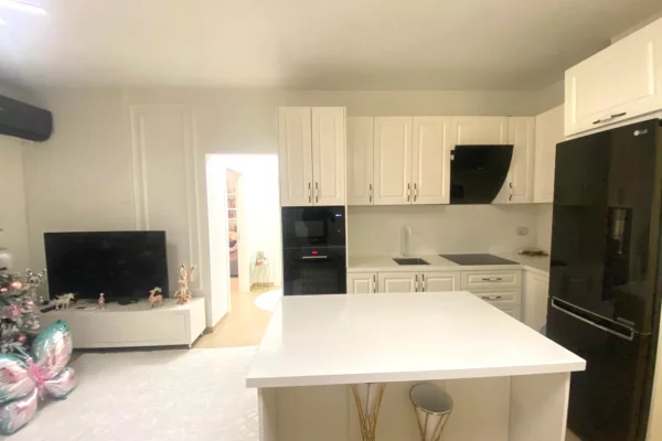 Shtepi ne shitje Apartament ne Tirane, 2+1, Mobilimi E mobiluar, Pagesa 130,000  Euro.