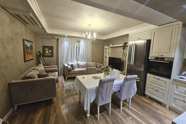 Shtepi ne shitje Apartament ne Tirane, 2+1, Mobilimi E mobiluar, Pagesa 240,000  Euro.