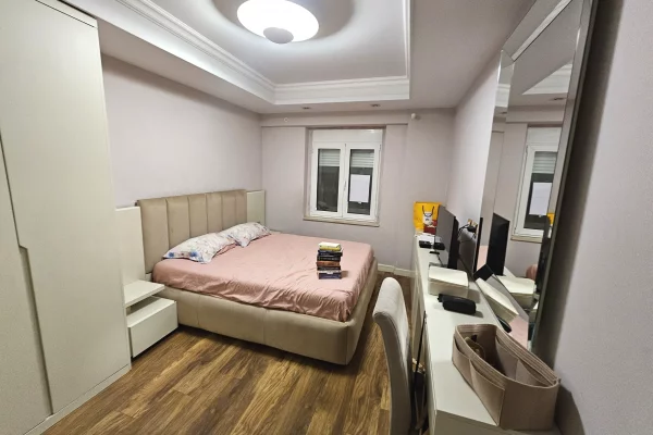 Shtepi ne shitje Apartament ne Tirane, 2+1, Mobilimi E mobiluar, Pagesa 240,000  Euro.