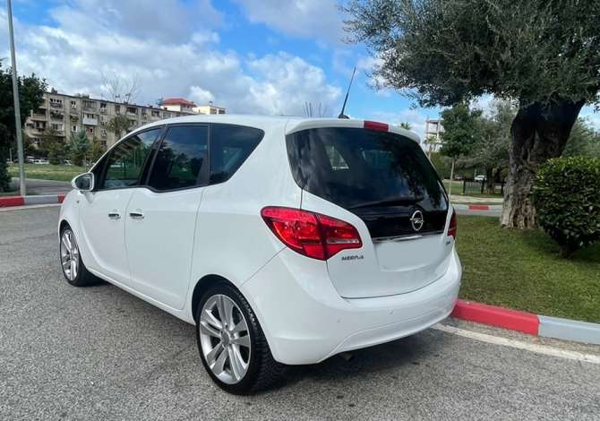 Jepet me qera Opel Meriva duke filluar nga  30 euro dita
