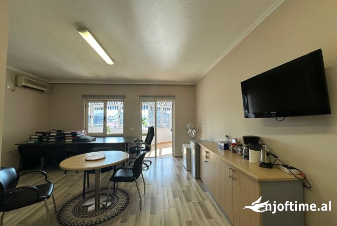 Shtepi me qera Apartament ne Tirane, 2+1, Mobilimi E mobiluar, Pagesa 1,500  Euro.