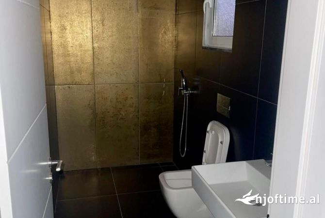 Jepet me qera Kapanoni ne autostraden Fier-Lushnje km 5