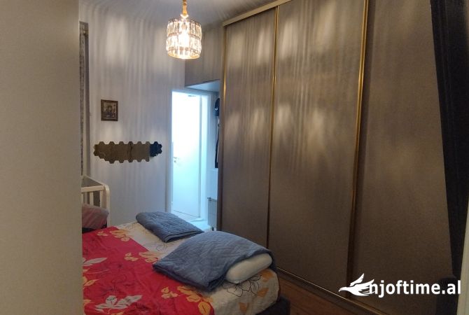 Shtepi ne shitje Apartament ne Fier, 2+1, Mobilimi E mobiluar, Pagesa 130,000  Euro.