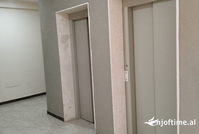 Shtepi ne shitje Apartament ne Fier, 2+1, Mobilimi E mobiluar, Pagesa 130,000  Euro.