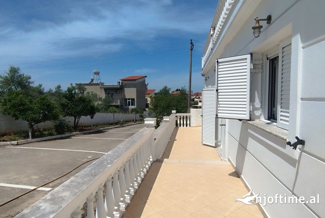 Shtepi ne shitje Vila Luksoze ne Fier, 3+1, Mobilimi E mobiluar, Pagesa 350,000  Euro.