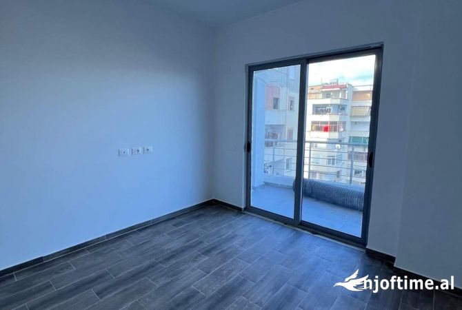 Shtepi ne shitje Apartament ne Fier, 2+1, Mobilimi Bosh, pa mobiluar, Pagesa 95,000  Euro.