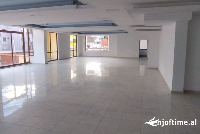 Ambient biznesi me qera 3+1 ne Fier - 2,500 Euro