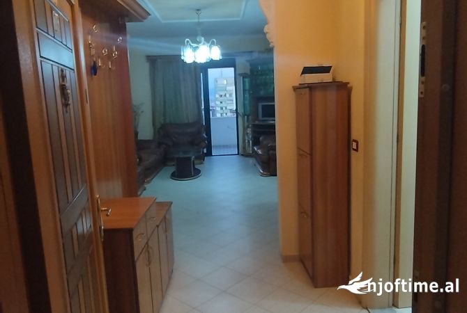 Shtepi me qera Apartament ne Fier, 2+1, Mobilimi E mobiluar, Pagesa 28,000  Leke.