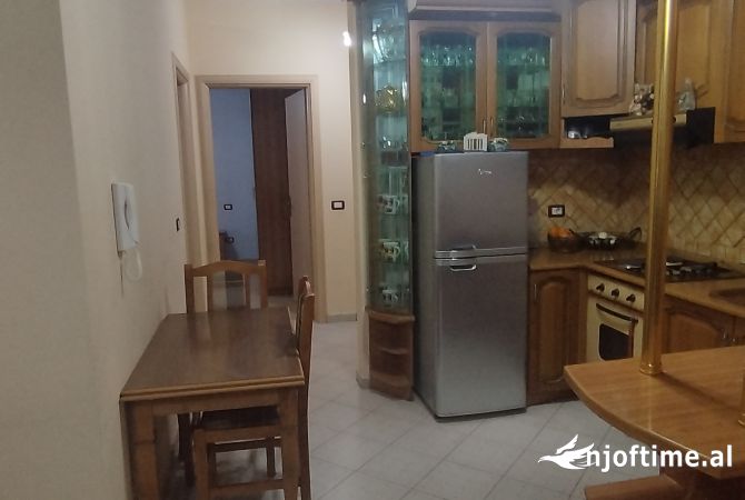 Shtepi me qera Apartament ne Fier, 2+1, Mobilimi E mobiluar, Pagesa 28,000  Leke.