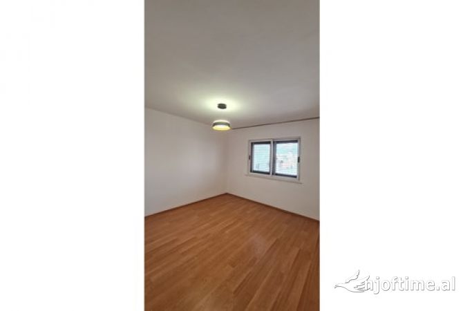 Shtepi ne shitje Apartament ne Tirane, 3+1, Mobilimi Pjeserisht e mobiluar, Pagesa 145,000  Euro.