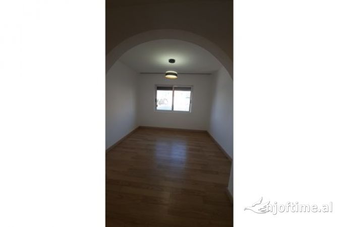 Shtepi ne shitje Apartament ne Tirane, 3+1, Mobilimi Pjeserisht e mobiluar, Pagesa 145,000  Euro.
