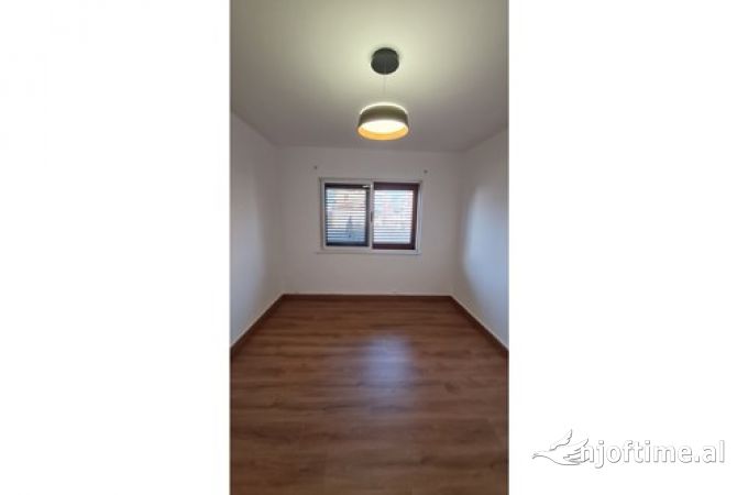 Shtepi ne shitje Apartament ne Tirane, 3+1, Mobilimi Pjeserisht e mobiluar, Pagesa 145,000  Euro.