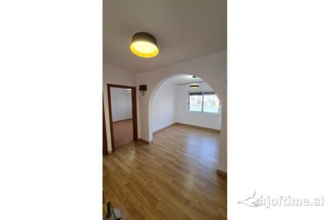 Shtepi ne shitje Apartament ne Tirane, 3+1, Mobilimi Pjeserisht e mobiluar, Pagesa 145,000  Euro.
