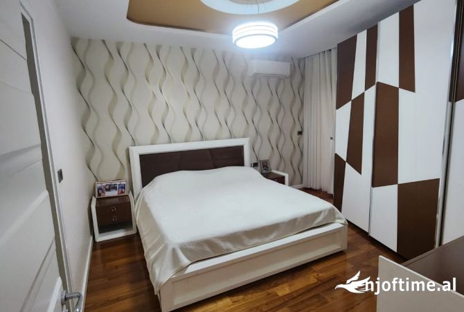Shtepi me qera Apartament ne Tirane, 3+1, Mobilimi E mobiluar, Pagesa 1,000  Euro.