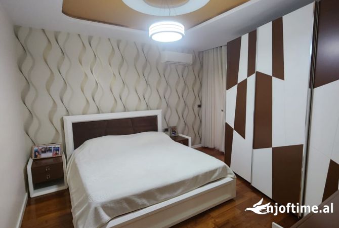Shtepi me qera Apartament ne Tirane, 3+1, Mobilimi E mobiluar, Pagesa 1,000  Euro.